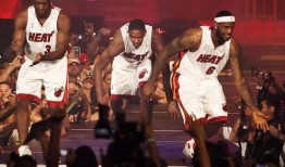 湖人媒体爆料詹姆斯视频,詹姆斯训练视频曝光，展现惊人状态与决心！”